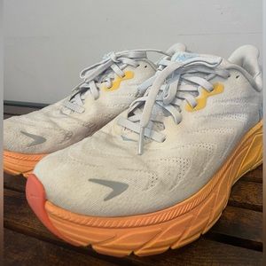 Women’s 8.5 D Hoka Arahi 6 Shoes
